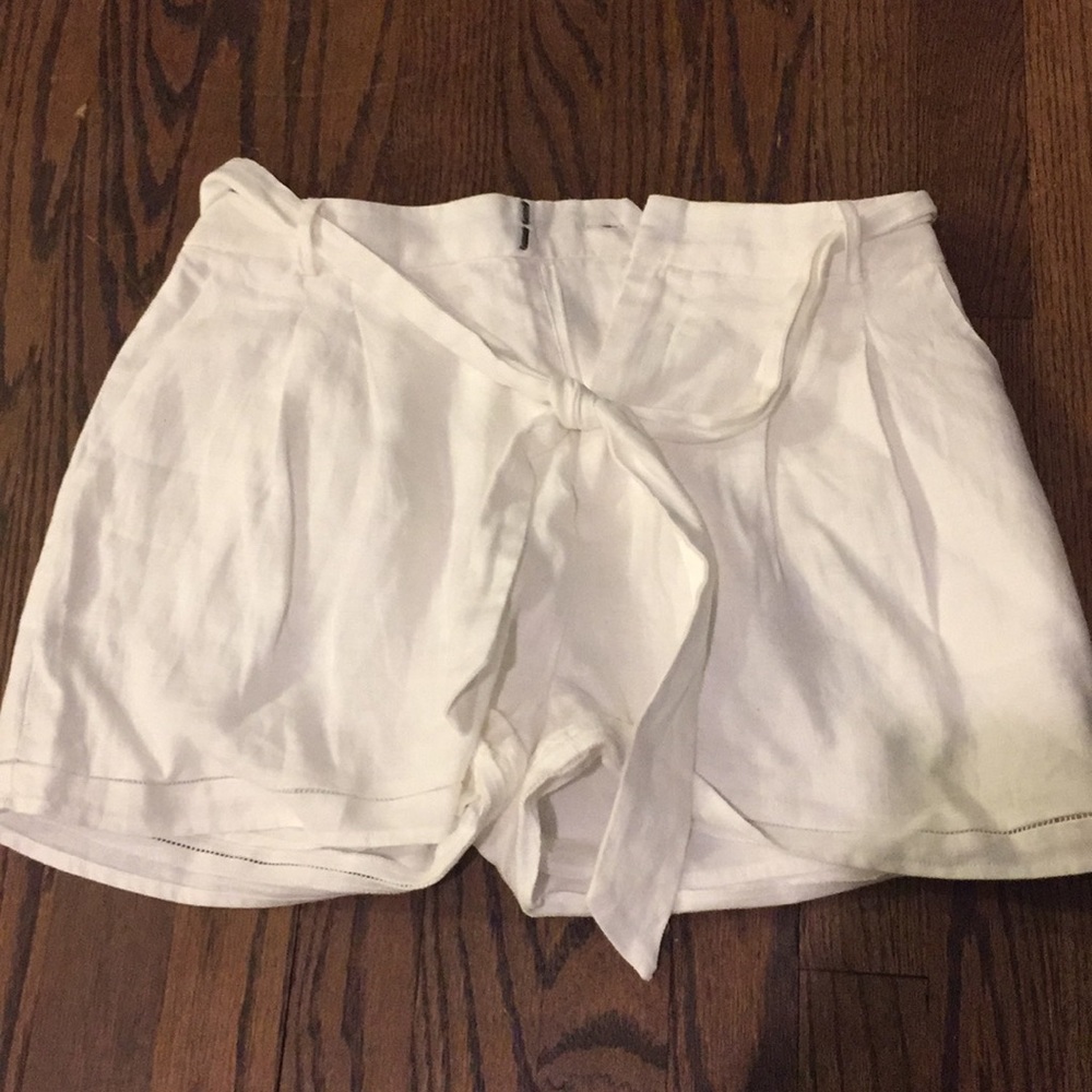 Vintage-looking white shorts, ideal for summer